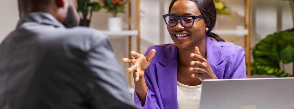 Échange de conseil entre une consultante et un dirigeant