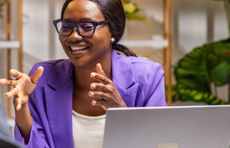 Aissatou Dia en échange avec un client